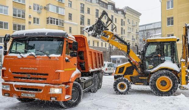 Городские службы круглосуточно ликвидируют последствия снегопада
