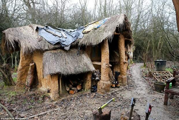 Парень за 4 года построил настоящий «дом хоббита» из глины и коряг дом хоббита, своими руками, стройка