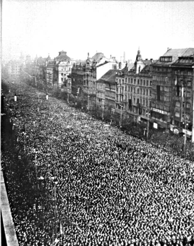 Traurnaya-tseremoniya-po-smerti-Stalina-na-Vatslavskoj-ploshhadi-v-Prage-9-marta-1953-goda..jpg