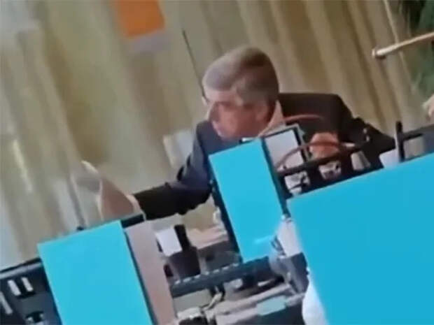 Пранкер надел подгузник на голову главы МОК Томаса Баха, сняв это на видео