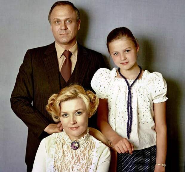 «На маму и папу»: российские звезды, похожие на обоих родителей