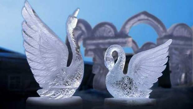 Ледяные скульптуры - лебеди