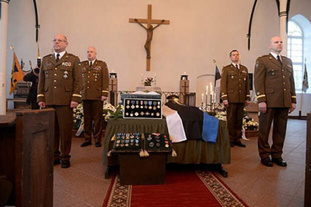 В Эстонии торжественно похоронили последнего обладателя Рыцарского железного креста, ветерана 20 дивизии СС Харальда Нугисекса