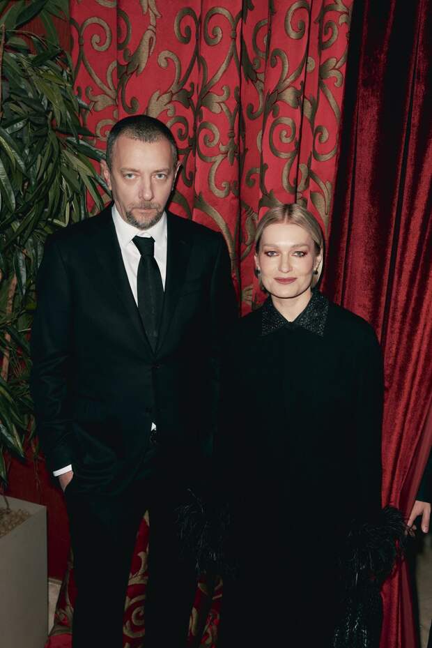 Ценный подарок: Юлия Снигирь, Виктория Толстоганова и Стася Милославская