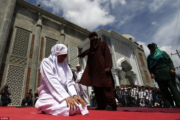 За свидание - розги: как исламисты карают прелюбодеев