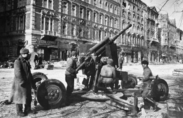 Советские войска в центре Будапешта, февраль 1945 года 