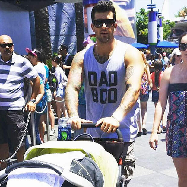 Папа с детской коляской.  Instagram: dilfs_of_disneyland.
