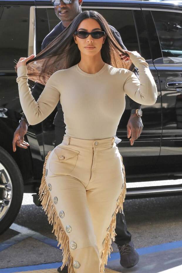 Эпатажные брюки Ким Кардашьян с бахромой. Тренд или анти-тренд? (фото 2)