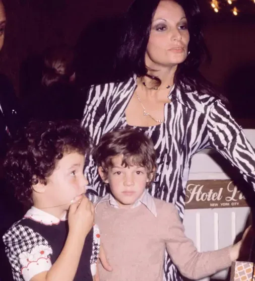 Диана фон Фюрстенберг с детьми в 1975 году/Фото: therealdvf/Instagram*