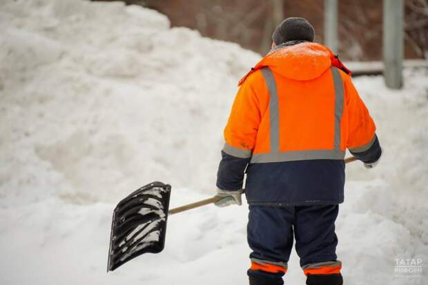 Бүген Казанда ишегалларын кардан чистартуга 1,2 мең эшче җәлеп ителгән