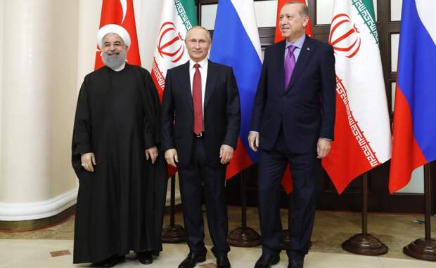 С Президентом Ирана Хасаном Рухани (слева) и Президентом Турции Реджепом Тайипом Эрдоганом. Фото ТАСС