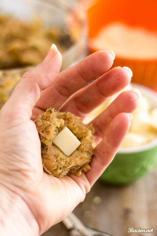 Мясные шарики фаршированные моцареллой Мясные шарики фаршированные моцареллой