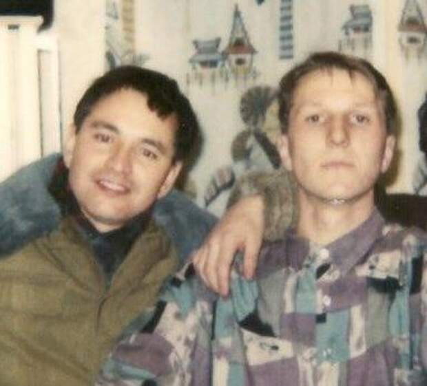 Алексей Долгов справа. Датировано декабрем 1995 г. г. Улан-Удэ, станция Дивизионная, 3 уч.