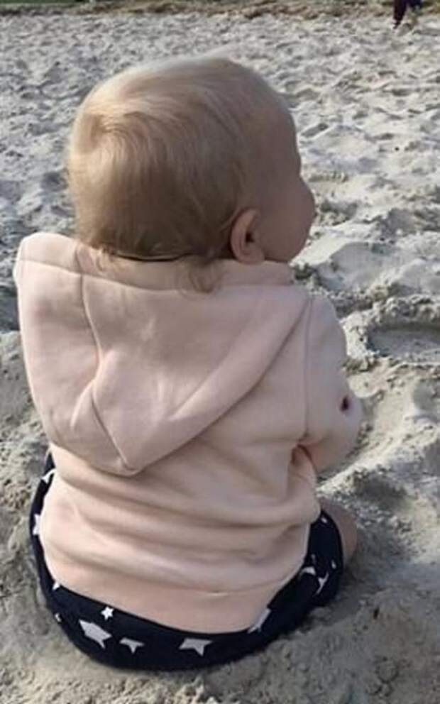 Супруги усыновили сначала одного ребенка одной биологической матери, потом второго. Однако от третьего ребенка горе-мамаши они отказались