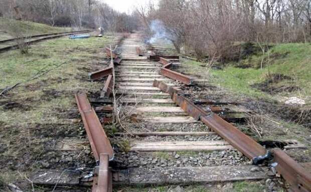 На Украине под железнодорожными путями провалилась земля (ФОТО) | Русская весна