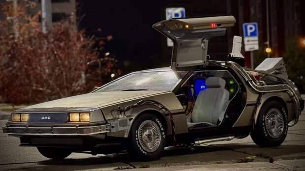 Продается DeLorean DMC-12 из «Назад в будущее»