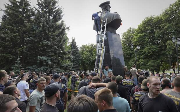Власти Харькова решили судьбу памятника маршалу Жукову