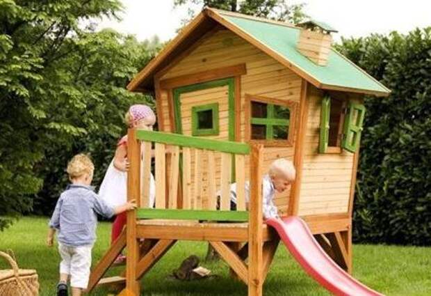 Детский деревянный домик тоже прекрасная идея для дачи или огорода. 