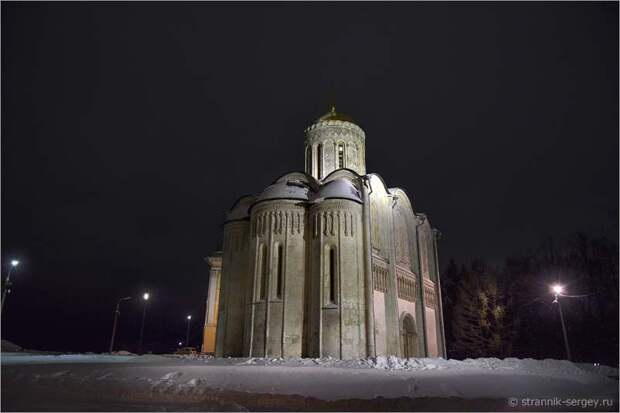 Дмитриевский собор в городе Владимире ночью