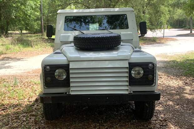 Бронированный внедорожник Land Rover Defender 1995 года