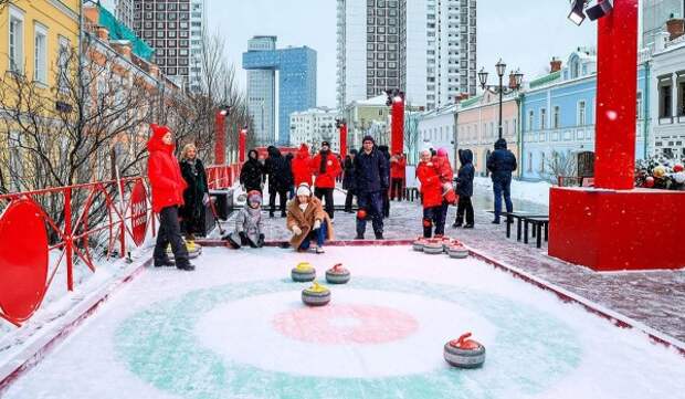Москвичей и гостей города обучат игре в керлинг на фестивале «Путешествие в Рождество»