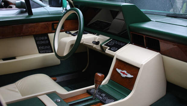 Футуристичный салон Aston Martin Lagonda с бортовым компьютером.