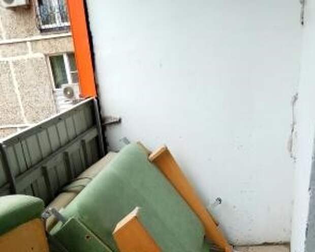 Из подъезда в доме на Малахитовой вынесли старый диван