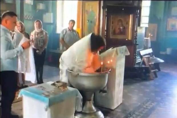 Крещение ребенка обернулось скандалом. Кадр из видео