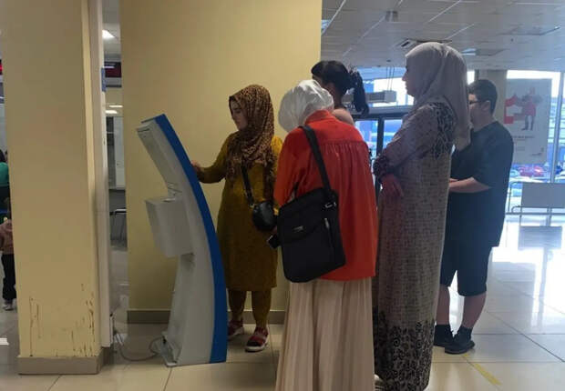 Платить или ждать: доступ мигрантов к бесплатной медицине в России ужесточили