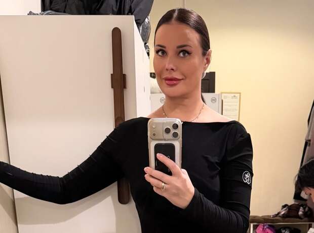 Телеведущая Оксана Федорова опубликовала фото в мини-платье и колготках в сетку