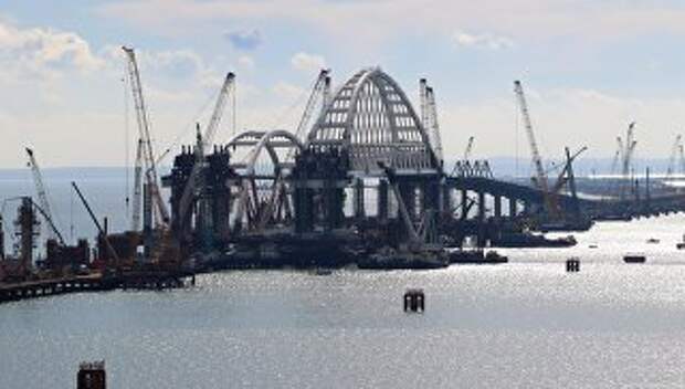 Установка автодорожной арки Крымского моста. Архивное фото