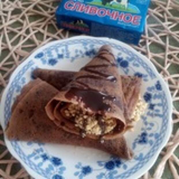 Шоколадные блины с вареной сгущенкой и арахисом