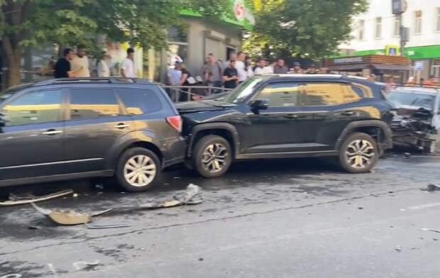 Саратовские полицейские разбираются в ДТП с пятью машинами и погибшим человеком