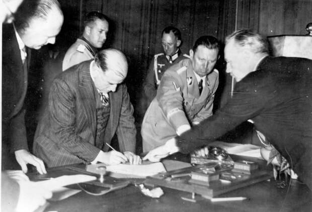 Премьер-министр Франции Эдуард Даладье подписывает Мюнхенское соглашение.  / РГВА. Оп. 1. Ал. 7259. Сн. 357.