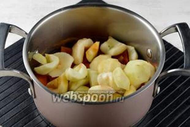 Добавить очищенные и нарезанные кусочками яблоки (500 г).