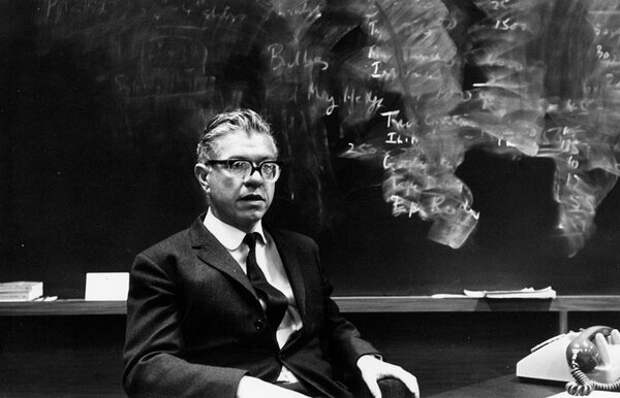 Фред Хойл — британский астроном и космолог. Член Лондонского королевского общества, иностранный член Национальной академии наук США. Источник изображения: topsimages.com