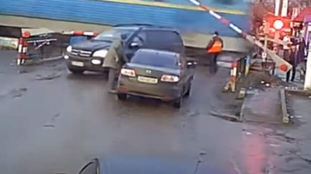 Украинец на Mercedes застрял на путях между жизнью и смертью