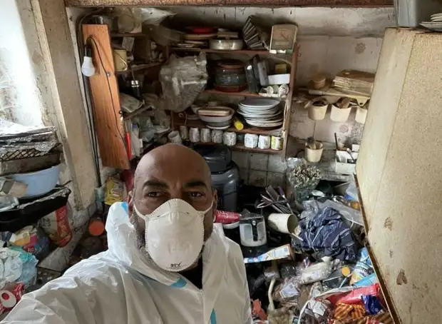 Уборщик показал ужасающие условия внутри дома пожилой пары, где не убирались 20 лет