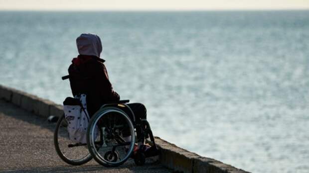 Энергетики приковали подростка к инвалидной коляске