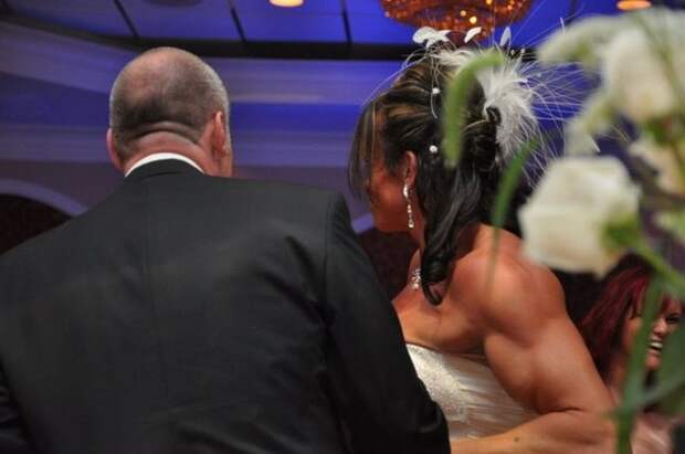 Немецкая бодибилдерша Габриэль Хеймс недавно вышла замуж.Страшновато ловить букет от такой невесты - зашибет.