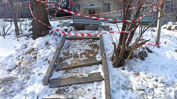 Участок самого безобразного двора Алматы оградили лентами