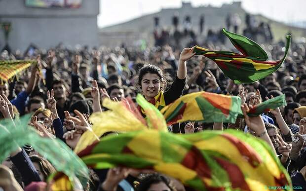 Курдский народ празднует изгнание боевиков «Исламского государства» из сирийского пограничного города Кобани.
