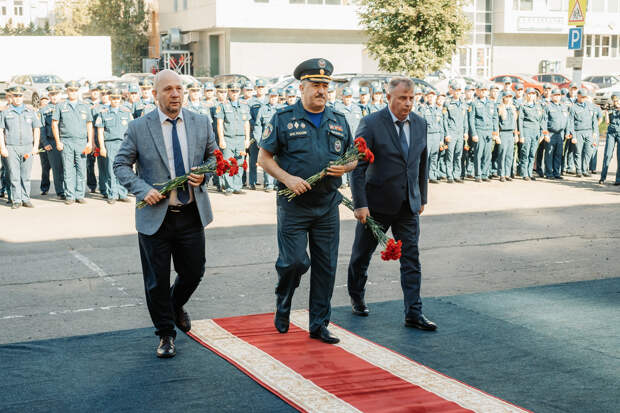В Твери открыли мемориальную доску в память о сотруднике МЧС Кирилле Старостенко