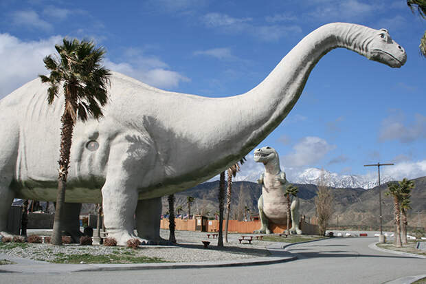 Сувенирные магазины в форме динозавров в Кабазоне, США