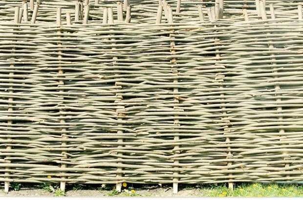 Плетень-частокол на даче фото