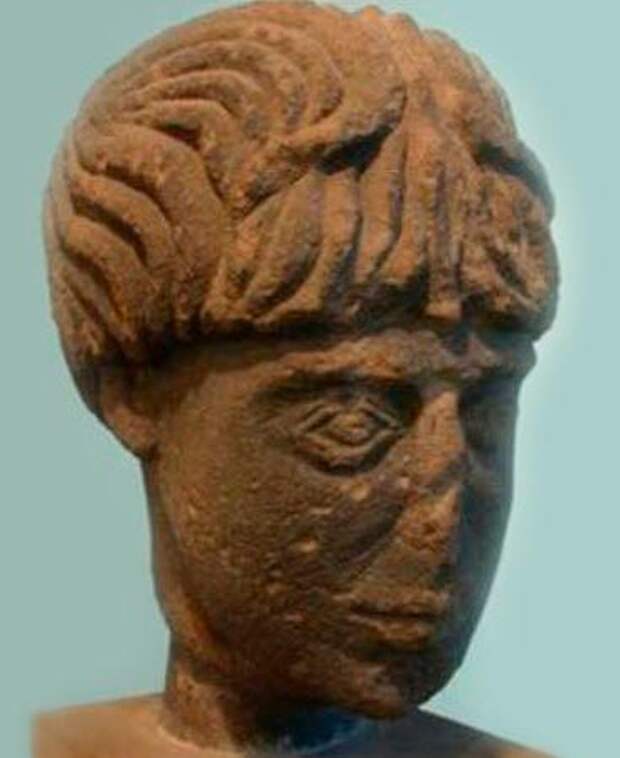 Каменная голова от обезглавленной статуи бога найденая в графстве Дарем, Англия.