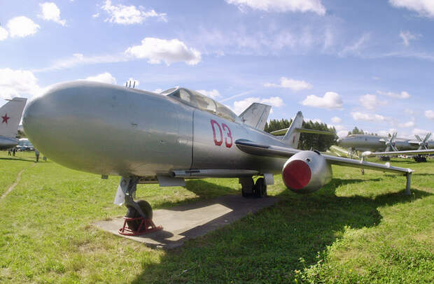 Самолет Як-23 - экспонат музея Военно-воздушных сил в Монине