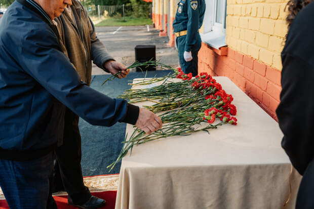 В Твери открыли мемориальную доску в память о сотруднике МЧС Кирилле Старостенко