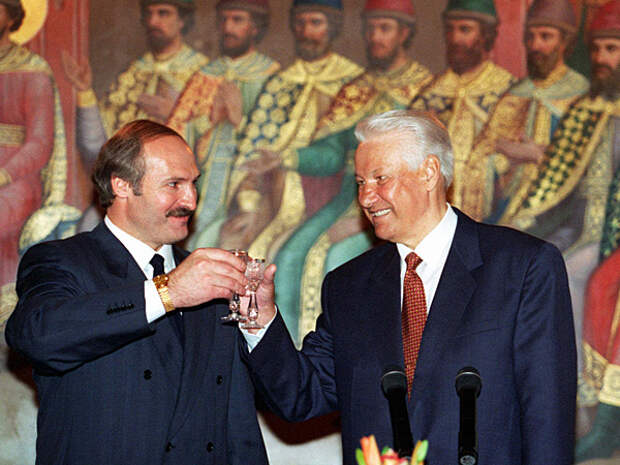 Александр Лукашенко и Борис Ельцин во время подписания устава Союзного государства, 23 мая 1997 года. Фото: ИТАР-ТАСС / AP 