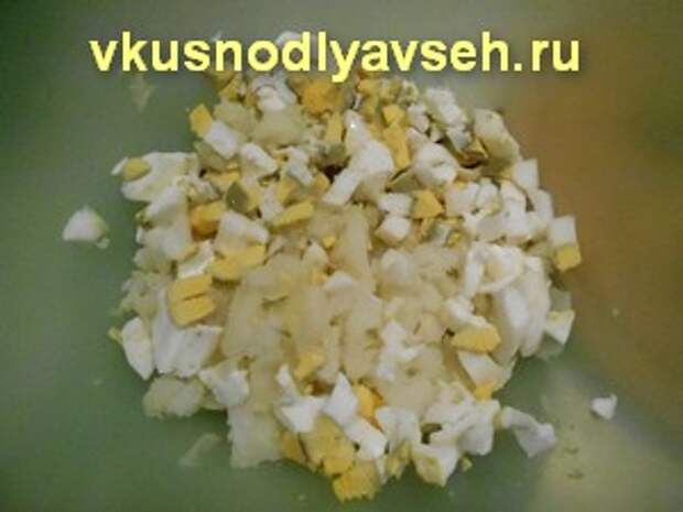 картошка и яйца режем мелко картошку и яйца